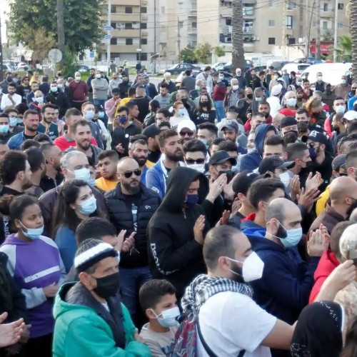 लेबनान प्रदर्शनकारियों ने सड़कों को अवरुद्ध किया बिगड़ती गरीबी के खिलाफ कार्रवाई की मांग