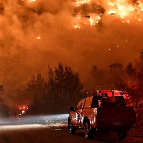 (فیلم) لحظات دلهره آور تخلیه اضطراری مناطقی از یونان به دلیل آتش سوزی