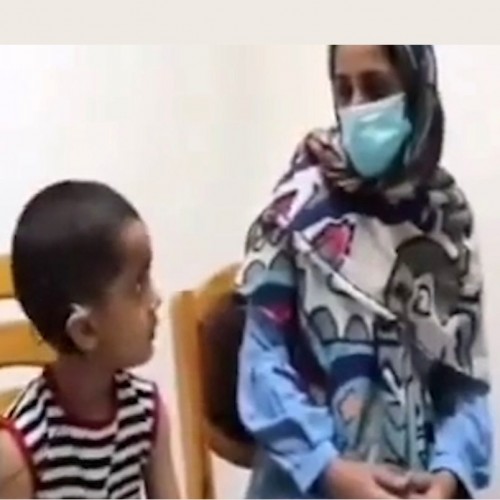 لحظه احساسی از دختر بچه ایرانی که اولین بار صدای مادرش را می شنود +فیلم