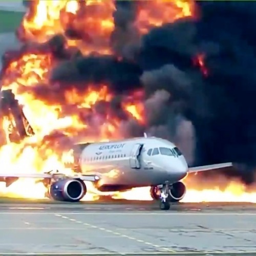 (فیلم) لحظه آتش سوزی هواپیمای مسافربری روسیه هنگام فرود