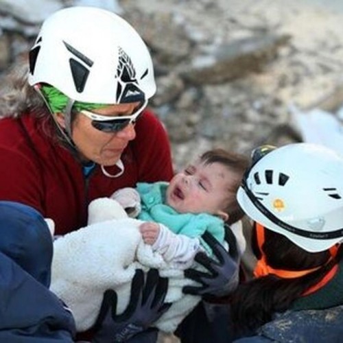 لحظه باورنکردنی نجات یک نوزاد ترکیه ای ۳۰ ساعت بعد از زلزله + فیلم