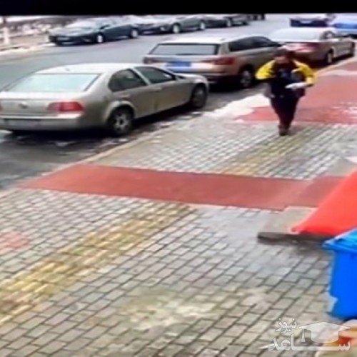 (فیلم) لحظه برخورد لاستیک ماشین بر سر یک عابرپیاده