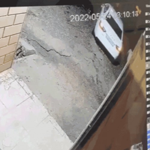 (فیلم) لحظه فرو رفتن خودرو در زمین!