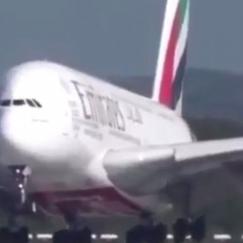 (فیلم) لحظه فرود دشوار یک هواپیما در امارات