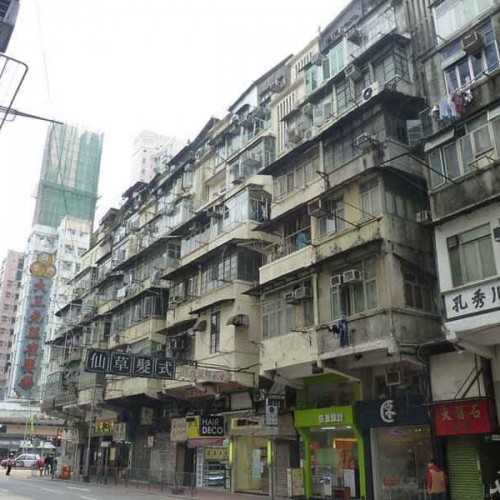 (فیلم) لحظه هولناک فرور ریختن داربست از یک ساختمان ۳۰ طبقه در هنگ‌کنگ