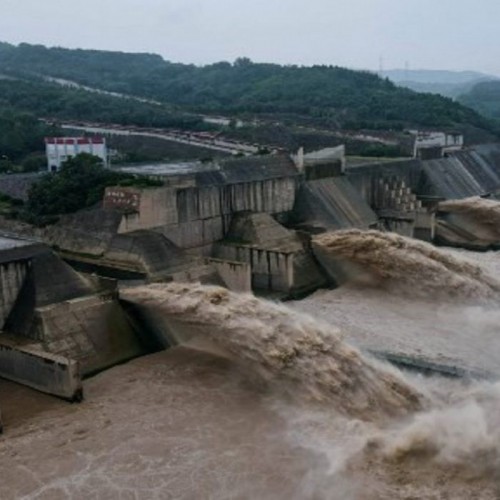 (فیلم) لحظه هولناک شکستن سد در سیل اخیر چین