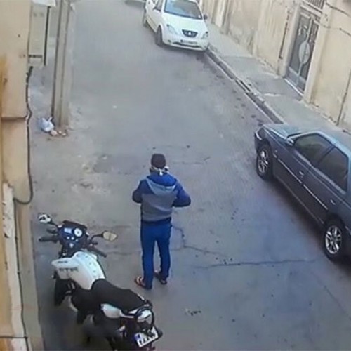 (فیلم) لحظه هولناک سرقت مسلحانه یک موتورسیکلت در اهواز در روز روشن!