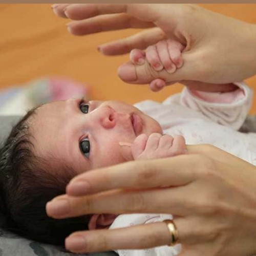 (فیلم) لحظه حرف‌زدن غیرمنتظره نوزاد ۲۳روزه در چین