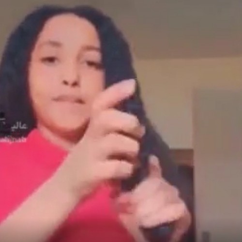 (فیلم+18) لحظه جنون‌آمیز شلیک دختر جوان به سرش در لایو برای جذب فالوور