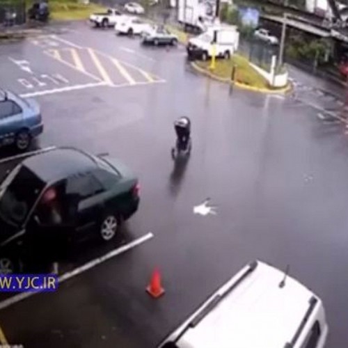 (فیلم) لحظه نفس‌گیر ورود کالسکه نوزاد به خیابان