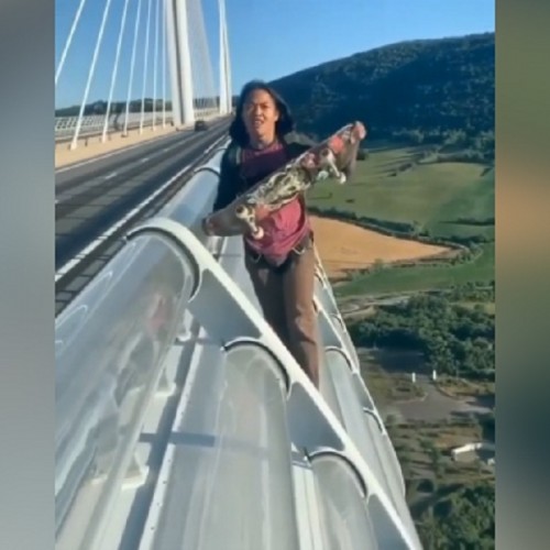 (فیلم) لحظه پرش هولناک یک ورزشکار از بالای پل 