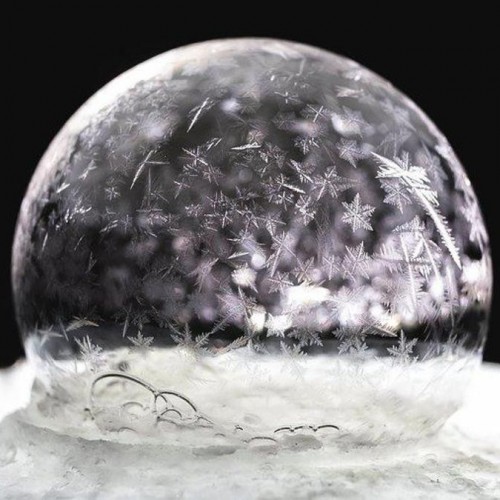 (فیلم) لحظه شگفت‌انگیز و جذاب یخ زدن یک حباب آب