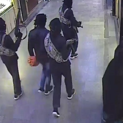 (فیلم) لحظه سرقت مسلحانه مردان سیاهپوش از پاساژ طلای سراوان
