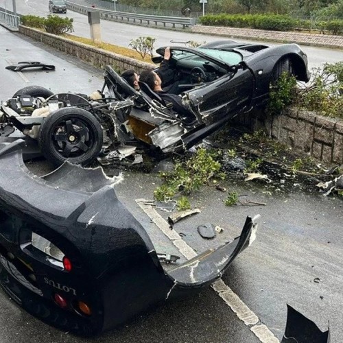 (فیلم) لحظه تصادف وحشتناک خودروی لوتوس با تیر برق