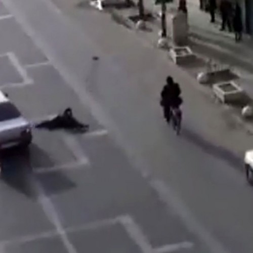 (فیلم) لحظه وحشتناک عبور یک خودرو از روی سر یک مرد