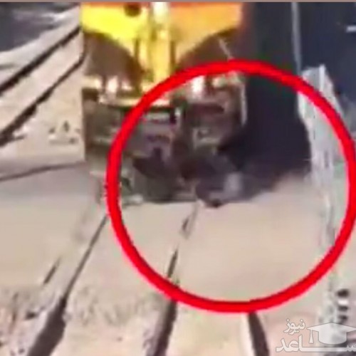 (فیلم) لحظه وحشتناک برخورد یک موتورسوار با قطار مسافربری