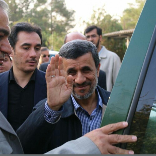 لحظه ورود احمدی‌نژاد به ستاد انتخابات وزارت کشور