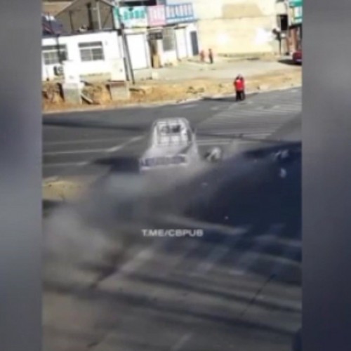 (فیلم) لحظه زیر گرفتن یک زن و یک موتورسوار توسط راننده وانت