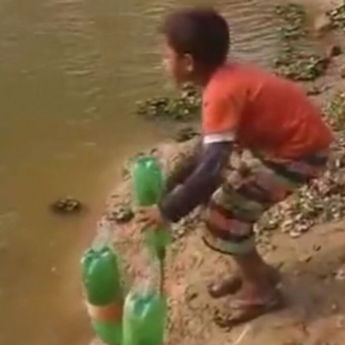 (فیلم) ماهیگیری یک کودک با کمترین امکانات