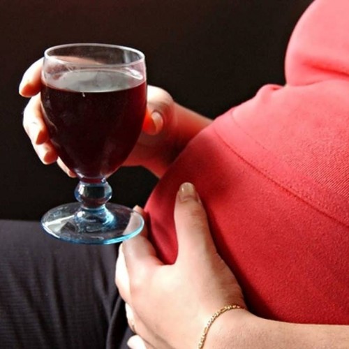 مضرات نوشیدنی های گازدار و مشروبات الکلی در دوران بارداری