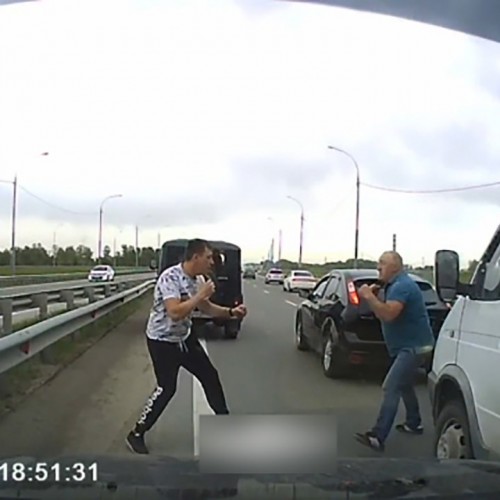 (فیلم) دعوای عجیب دو راننده در وسط جاده 