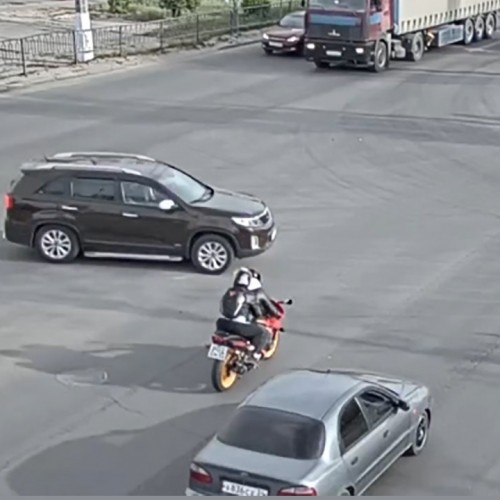 (فیلم) تصادف وحشتناک خودرو با موتور سوار بعد از عبور از چراغ قرمز 