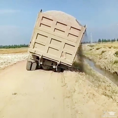 (فیلم) متلاشی شدن باورنکردنی و عجیب یک کامیون در پیچ جاده!