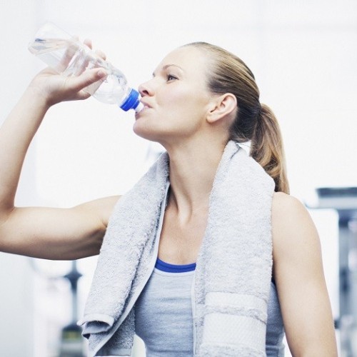 نقش نوشیدن آب برای حفظ رطوبت پوست