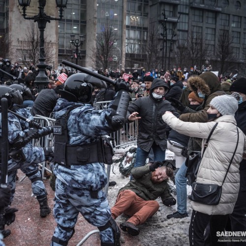 नवाल्नी के लिए पुलिस द्वारा गिरफ्तार किए गए सैकड़ों रूसी प्रदर्शनकारी
