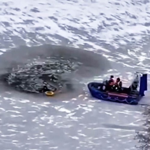 نجات یک مرد گرفتار در میان آب‌های یخ زده 