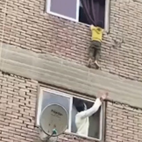 (فیلم) نجات کودک در حال سقوط از ساختمان توسط دو مرد جوان