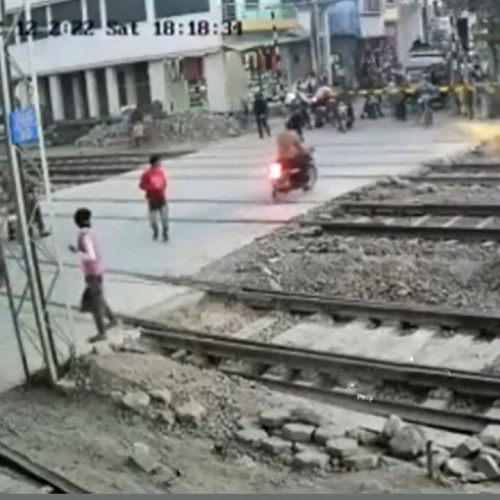 (فیلم) نجات معجزه آسای یک موتورسوار از له شدن زیر قطار