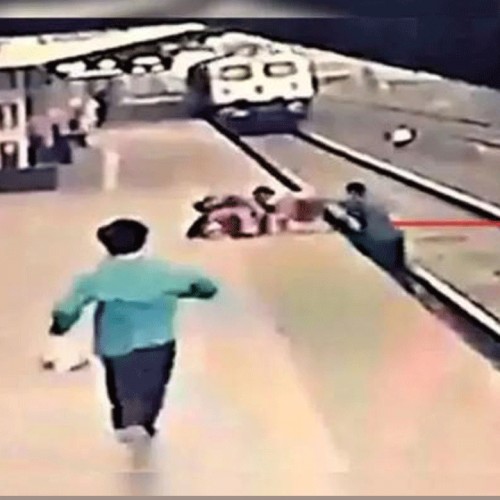 (فیلم) نجات قهرمانانه یک کودک از برخورد با قطار 