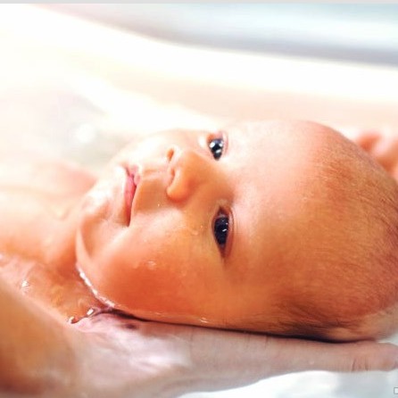 نکاتی درباره حمام کردن نوزاد تازه به دنیا آمده
