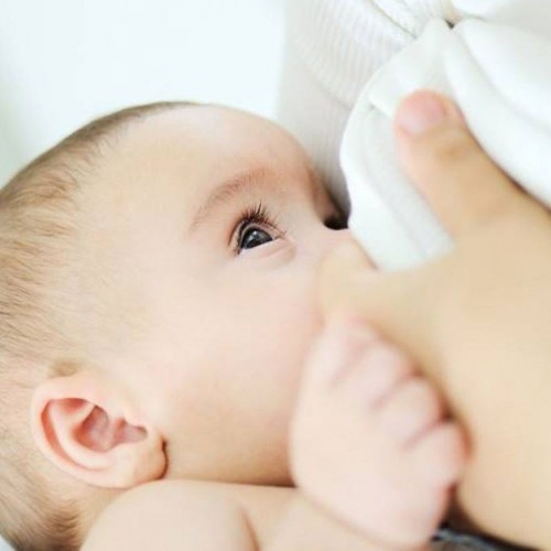 نکاتی درباره تعداد دفعات و مدت زمان شیر خوردن نوزاد