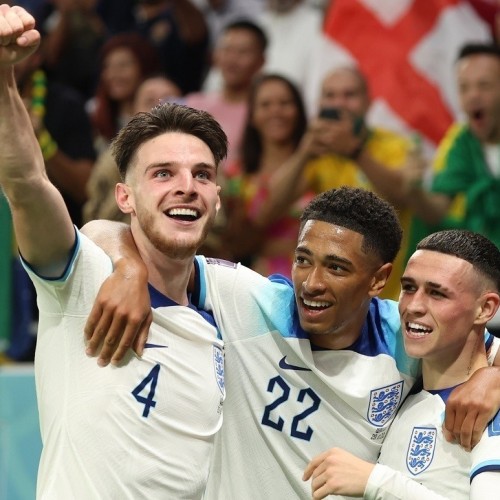 نوشیدنی متفاوت بازیکنان انگلیس در جشن صعودشان به دور حذفی جام جهانی!