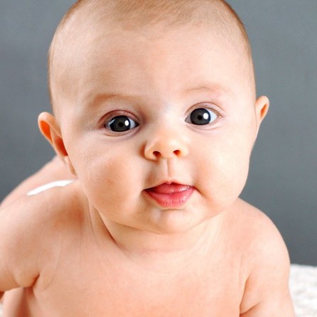 نوزاد از چه زمانی میتواند گردن خود را نگه دارد؟