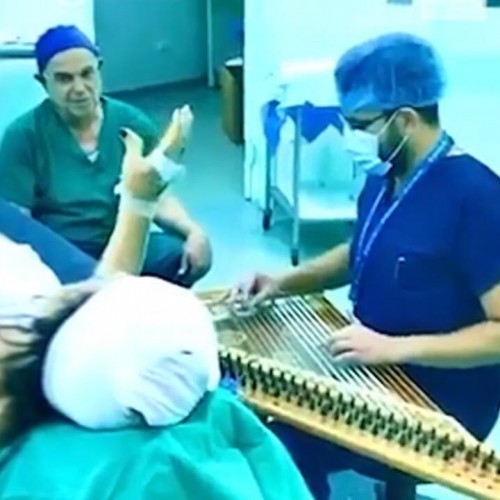 (فیلم) نواختن موسیقی توسط یک جراح برای تسکین درد بیمار!
