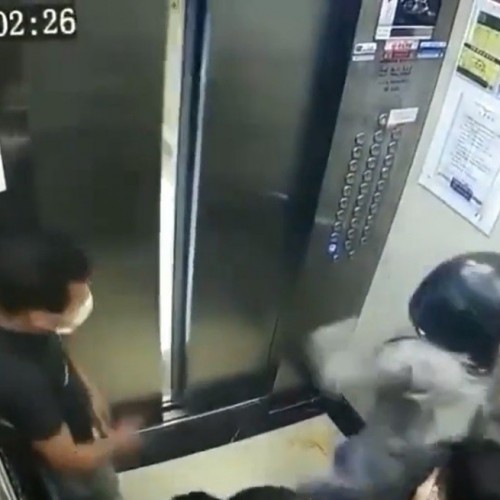 (ویدئو) کتک خوردن عجیب یک مرد توسط زنی در آسانسور