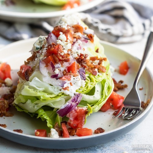 पच्चर सलाद (Wedge Salad) एक क्लासिक, बनाने में आसान सलाद