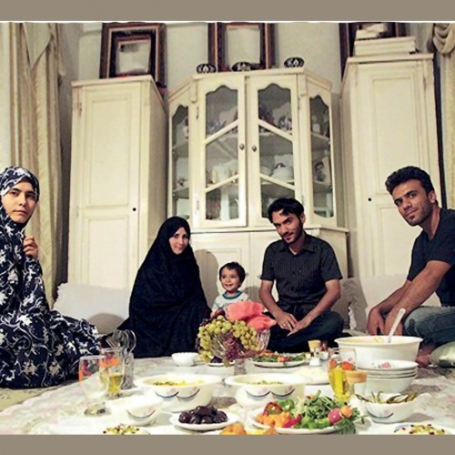 पारिवारिक बैठकें: ईरानी परिवारों में रात्रिभोज का निमंत्रण
