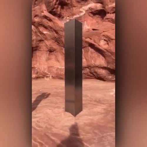 (فیلم) پیدا شدن یک شیء ۳/۵ متری عجیب و غریب در بیابان‌های یوتا 