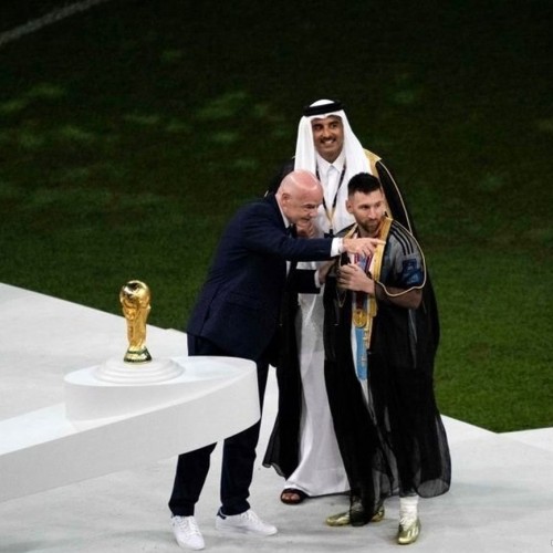پوشاندن عبای عربی توسط امیر قطر به مسی در فینال جام جهانی 2022 + فیلم و تصاویر جذاب و تماشایی