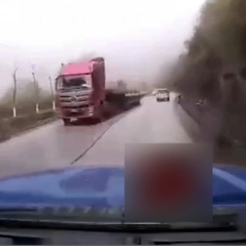 (فیلم) پرت شدن وحشتناک راننده تریلی هنگام تصادف شدید 