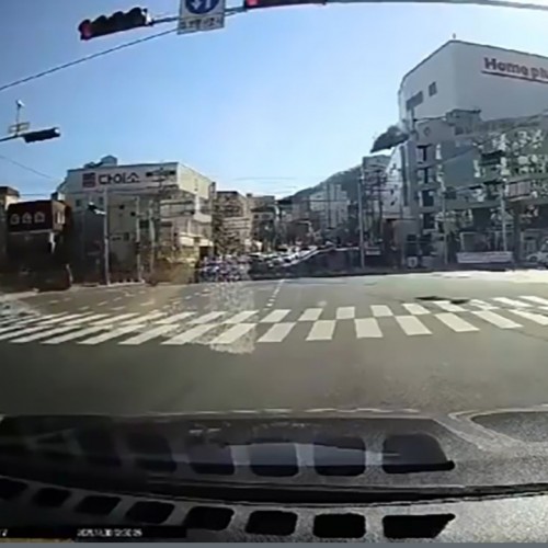 (فیلم) سقوط یک اتومبیل از طبقه پنجم پارکینگ طبقاتی وسط خیابان