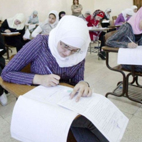 پسر جوان با لباس زنانه در امتحان نهایی حاضر شد