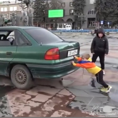 (فیلم) قدرت کودک دو ساله در هل دادن خودرو!