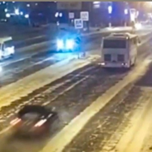(فیلم) رانندگی جنون آمیز یک زن در خیابانی یخ‌ زده 
