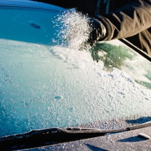 روش‌های پاک کردن شیشه یخ زده خودرو