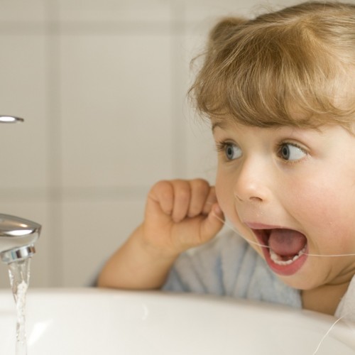 روش نخ دندان کشیدن برای کودکان چگونه است؟